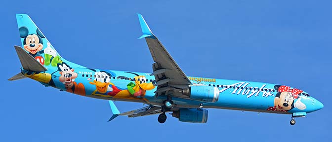 Alaska 737-990 N318AS Spirit of Disneyland, Phoenix Sky Harbor, November 27, 2017